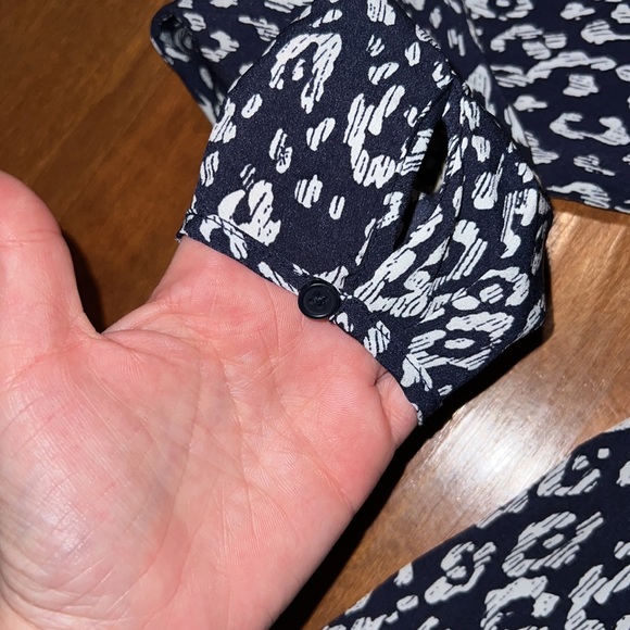 🎉 Host Pick 🎉 Banana Republic hidden button down shirt blue - Picture 8 of 9